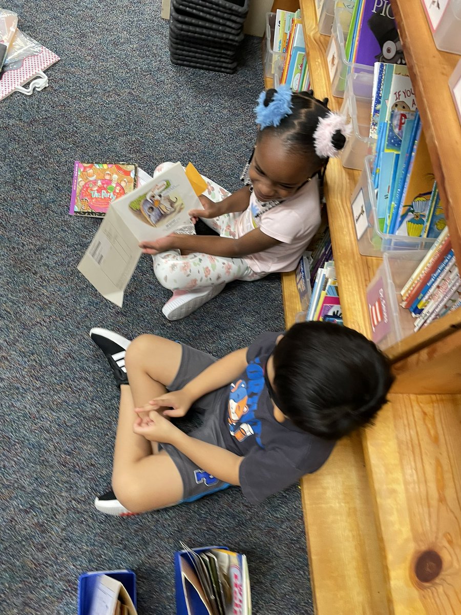 TaylorLakin1's tweet image. Partner reading &amp;amp; talking about our books. 🤗📖 @KaiserKISD @KleinISD @KassmyaN #Kindermagic #buildingreaders