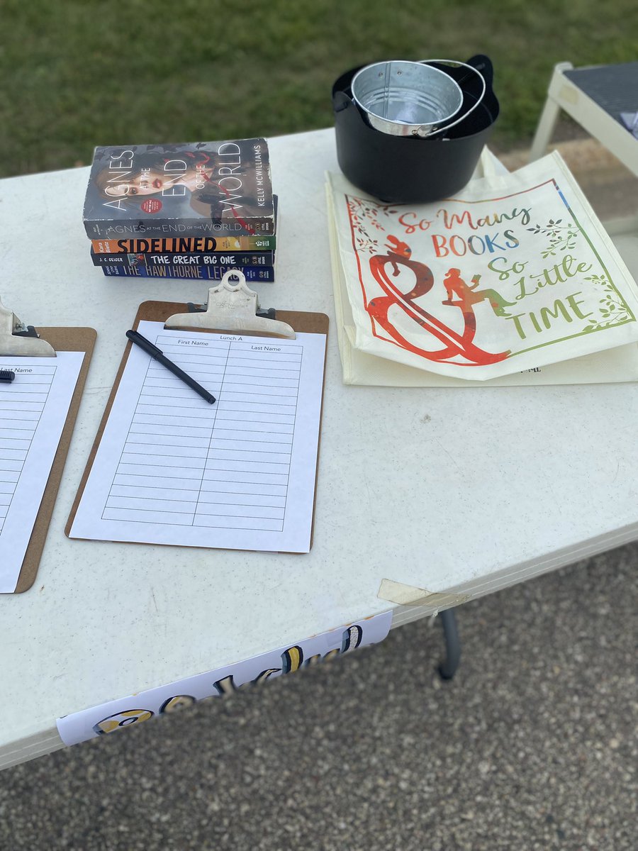 It is lunch on the lawn today cougars😊 
Stop by and sign up for book club or The Great Puzzle Race groups that will meet during lunch😊📚🧩