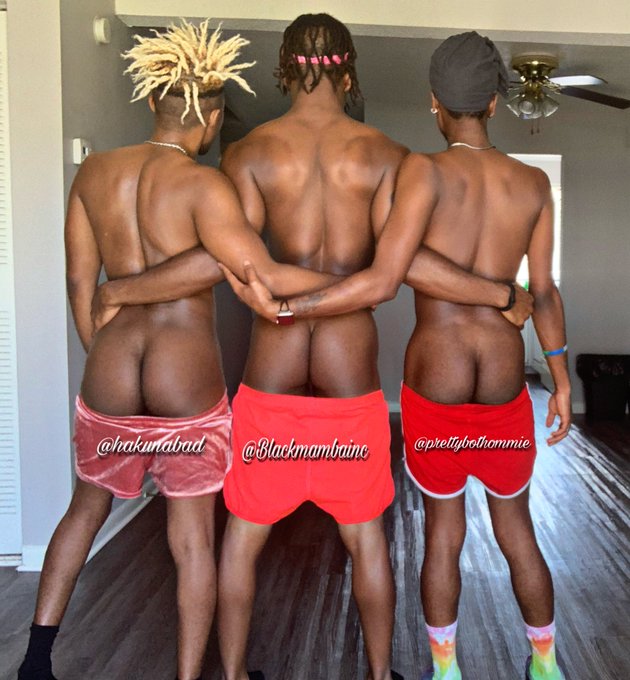 🍑 @hakunabad 
@BlackMambaInc 🍑
🍑 @prettybothommie 

Would you eat all 3  of us ❓❓❓ https://t.co/Ug4x