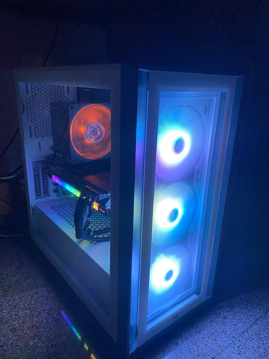 Diliansgg's tweet photo. Ya tenemos lista a la bestia. Muchas gracias a @pccomponentes por el montaje y la instalación! 
Ahora si que le vamos a dar caña a los directos 😏 https://t.co/I8Ph1VOYqR
