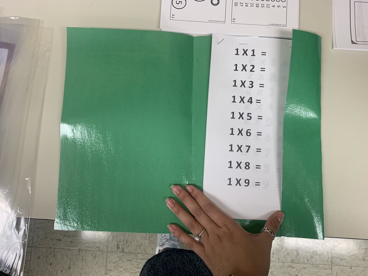 maestramelina96's tweet image. Easy to make multiplication facts practice. Students use dry erase markers to draw arrays for each problem on the left and write in answers on the right. When they’re all done, they can lift the flap to check their answers. #math #elementaryschoolmath #teacher