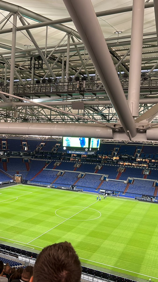 #S04 
Schalke: Wir öffnen nur den Oberrang, damit alle einen guten Blick auf den Würfel haben. 
Der Blick: