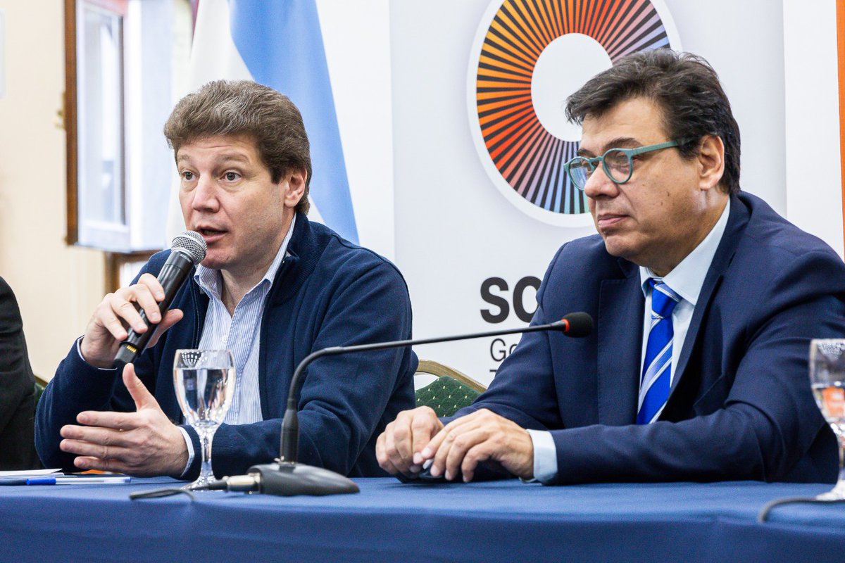gustavomelella's tweet photo. 🇦🇷 Junto al ministro de @MinTrabajoAR, Claudio Moroni, anunciamos la puesta en marcha de la Oficina Provincial de Violencia Laboral para seguir avanzando en la generación de condiciones laborales dignas, integrales y libres de violencia, donde uno respete al otro tal cual es. https://t.co/S7EbRa8TLy