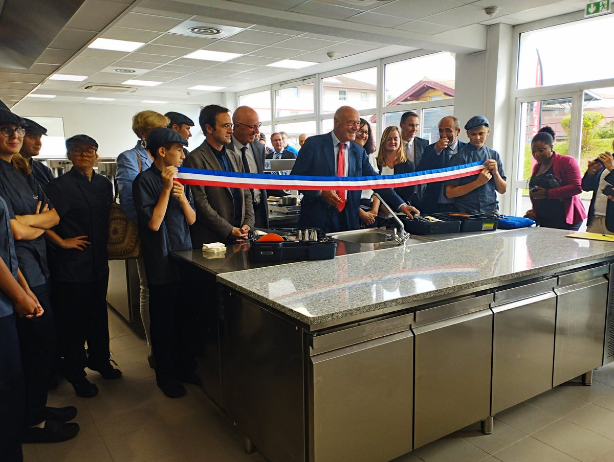 Au <a href="/LyceeNavarre/">Lycée de Navarre</a> à Saint-Jean-Pied-de-Port | Inauguration du nouveau laboratoire de pâtisserie et de la salle d'oenologie : la Région <a href="/NvelleAquitaine/">Nouvelle-Aquitaine</a> investit dans les territoires ruraux <a href="/jlnembrini/">Jean-Louis NEMBRINI</a> <a href="/b_etche/">Bixente Etcheçaharreta</a>