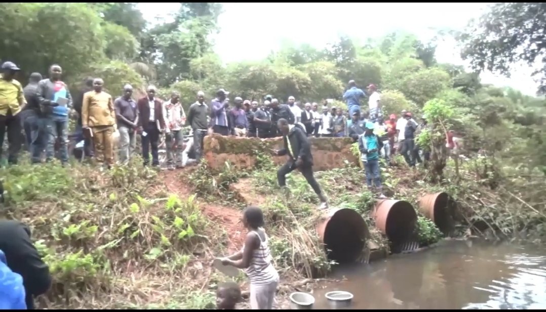 fanclublouisdor's tweet photo. #ituri : L'administration militaire remet les bornes de limites administratives avec la province voisine du Haut uelé après leur destruction par des individus. Après un accord trouvé entre les deux Gouv , les experts de l'inst géographique avaient tranché ce différent @FARDC_off https://t.co/DjCr04MROL