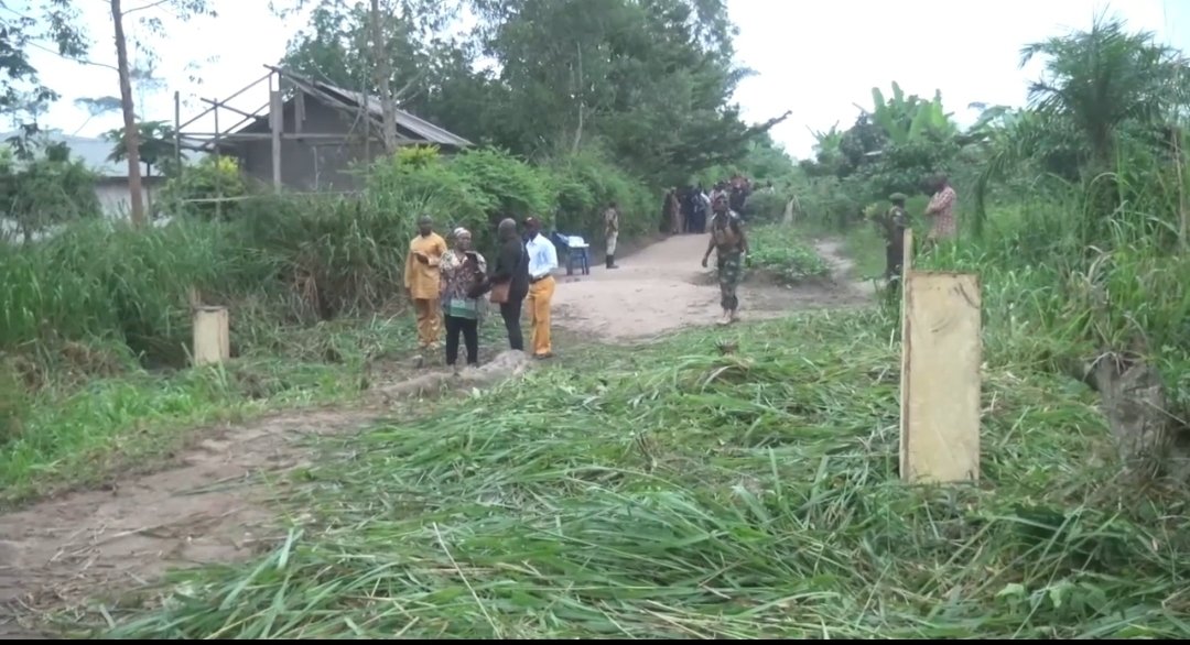 fanclublouisdor's tweet photo. #ituri : L'administration militaire remet les bornes de limites administratives avec la province voisine du Haut uelé après leur destruction par des individus. Après un accord trouvé entre les deux Gouv , les experts de l'inst géographique avaient tranché ce différent @FARDC_off https://t.co/DjCr04MROL