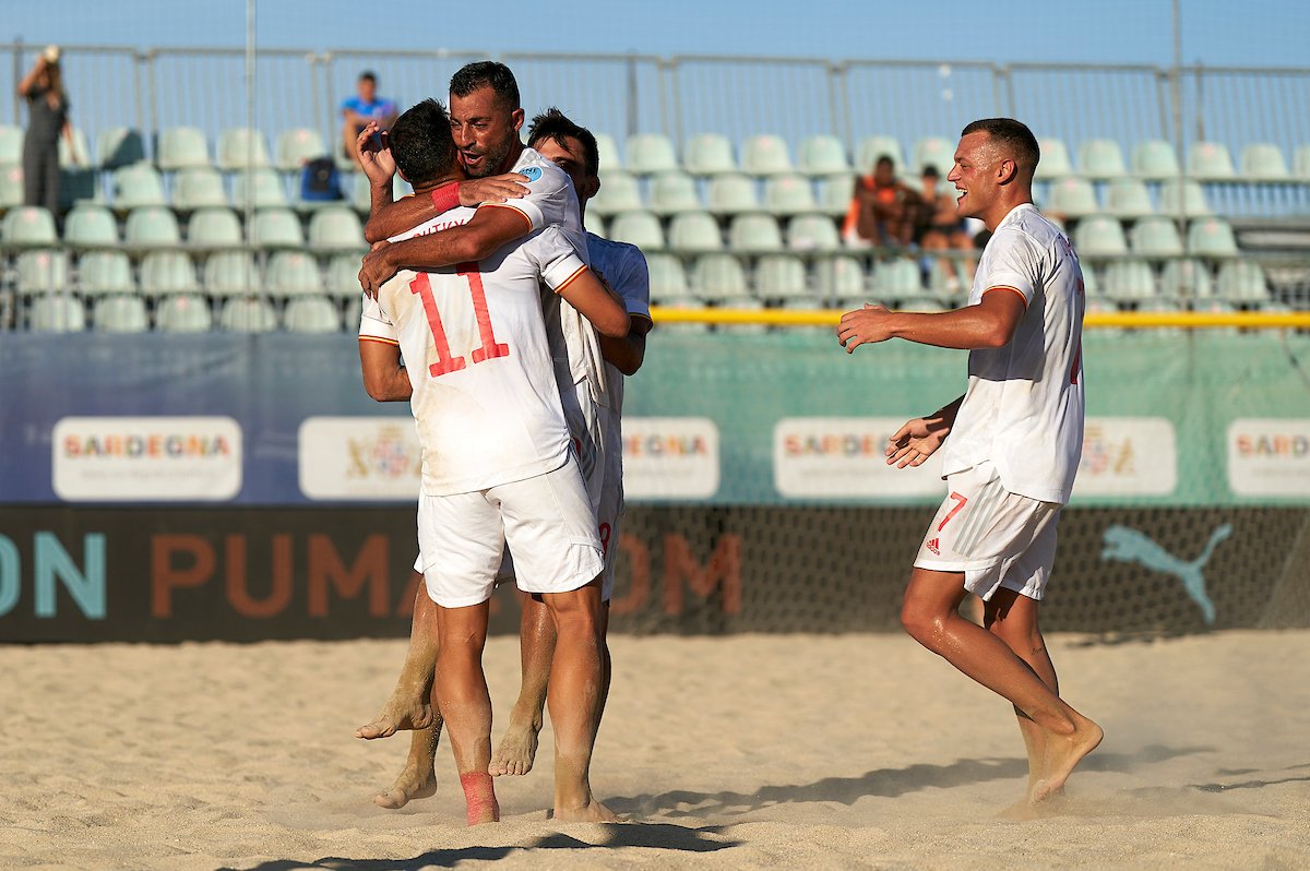 FutbolPlayaRFEF's tweet photo. 😅 Sufrida victoria 💪🏽 de la @SEFutbol Playa ⚽️🏖 ante la anfitriona 🔵 en la #EBSL2022 🇪🇺

⚔️ Italia 🇮🇹 3️⃣-4️⃣ 🇪🇸 España

⚽️ Los goles de @fdona1, @domiacosta2, @ChikyArdil y @davidardil5 dan a la SELECCIÓN el pase 🎫 a Semifinales https://t.co/8DBOS6F8jy