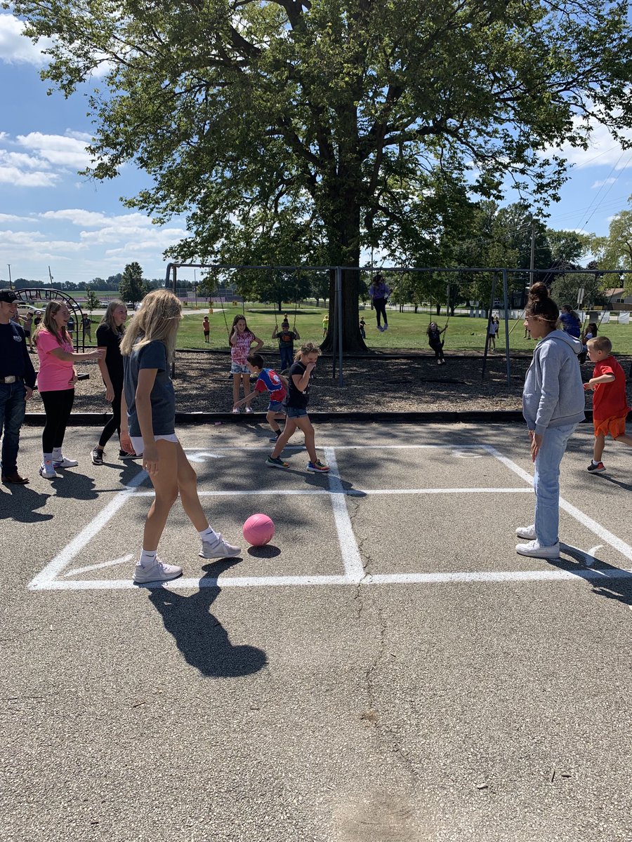 HSPrincipalSage's tweet photo. ⁦@SageFACS⁩ Parenting class having a blast with the Elementary students during recess. Sages doing Sage things. #gosages #OnceASageAlwaysASage https://t.co/9riMFaOyUT
