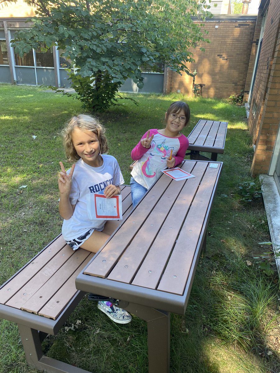 BaptieGretchen's tweet photo. Decodables in the court yard! #readersareleaders #wearemadisonblue #thirdgraderocks #getoutside https://t.co/OEdIxC6pCO