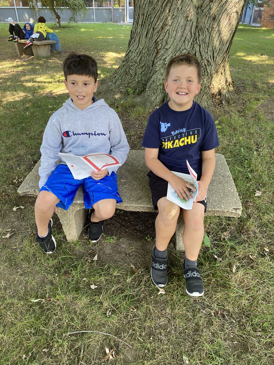 BaptieGretchen's tweet photo. Decodables in the court yard! #readersareleaders #wearemadisonblue #thirdgraderocks #getoutside https://t.co/OEdIxC6pCO