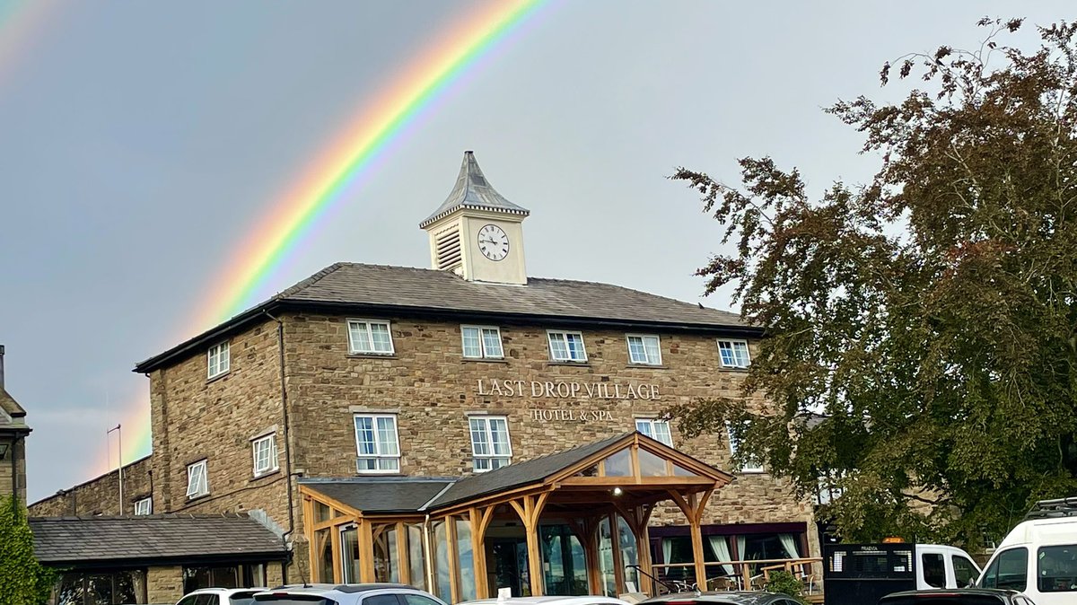 WindowCleanManc's tweet image. Tonight’s rainbow over @lastdropvillage #Bolton @BoltonReTweet 🌈@WindowCleanManc
