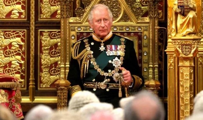 PaulaSab6's tweet photo. What a sharp #contrast we see between the unifying speech to the nation today by #KingCharlesIII vs the recent divisive and vulgar address of #MrBiden to the US! #sad https://t.co/46zsh9ALrK