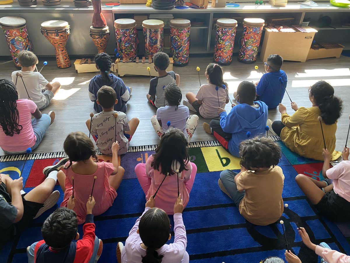 MsYsMusicians's tweet photo. Best way to review mallet technique is with a mallet massage! These third grade musicians got their hands on instruments and played beautifully! @MrsMorris218 @VS13UFSD #teamwheeler @WheelerAvenue https://t.co/lnl8KIhMJk