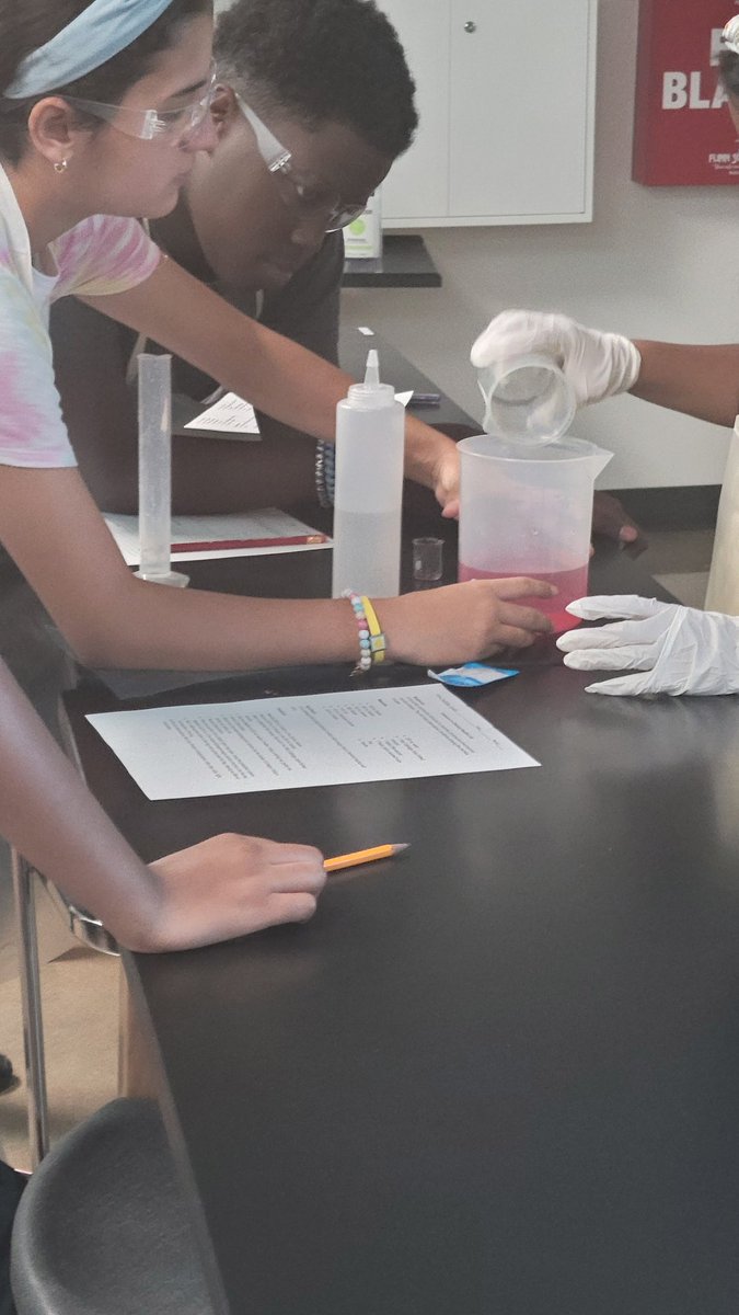 MizLock4's tweet image. Chemical Reaction Lab
@ThreeLakesTISD
@graveskedrick1 @rachelsherm613 #6thgradeScience
#gatorsriseup #Thompson