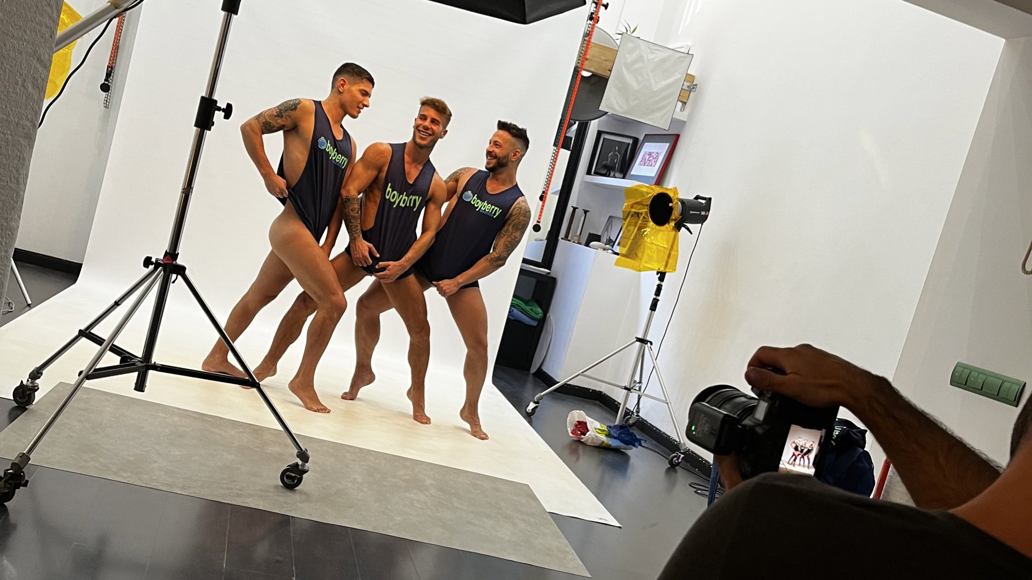 Hoy hemos pasado un rato muy divertido con @Reyallenking @BastianKarimX y @JOHNbrachallixx

Pronto os