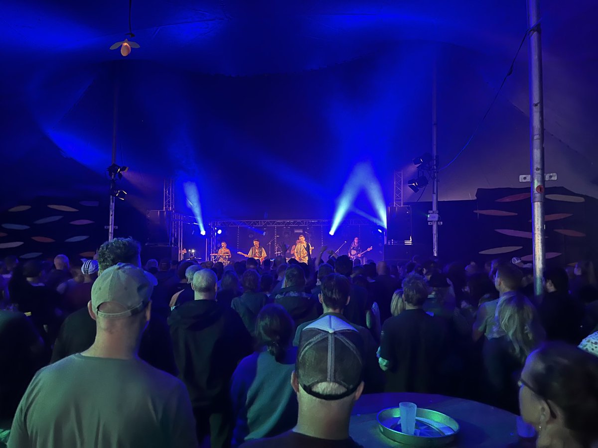 03HT's tweet image. De dag dag nadat The Queen haar aardse bestaan voor de eeuwigheid heeft verruild blinkt ⁦@MistyFields2019⁩ uit in “britishness” dankzij bands als  ⁦@chappwrestling⁩. 😊 #mistyfields