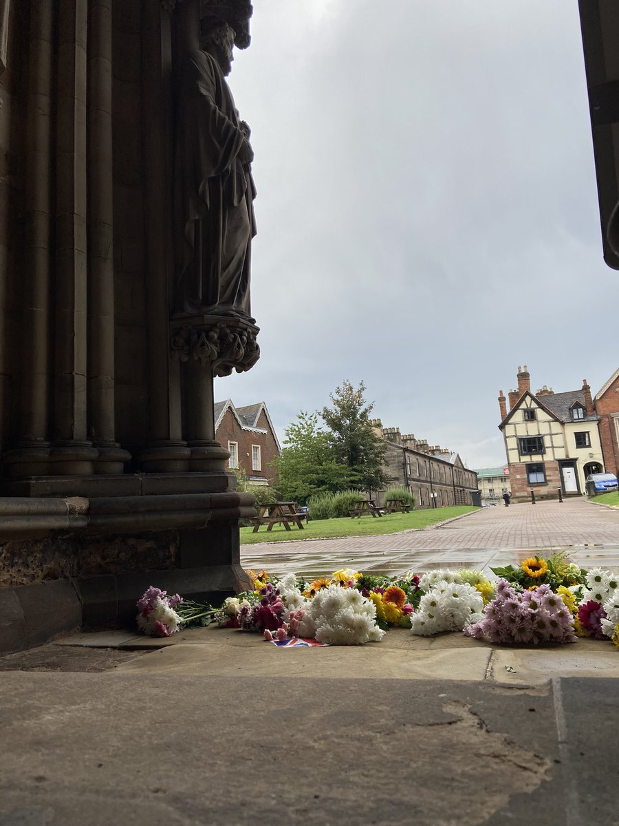 Flowers are being laid at the great West door of @LichfieldCath #NationalMourning #QueenElizabeth #lament