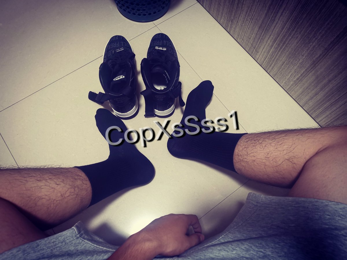 CopxsSss1's tweet photo. 白袜还是黑袜呢😏 https://t.co/WDDFNwzzpw