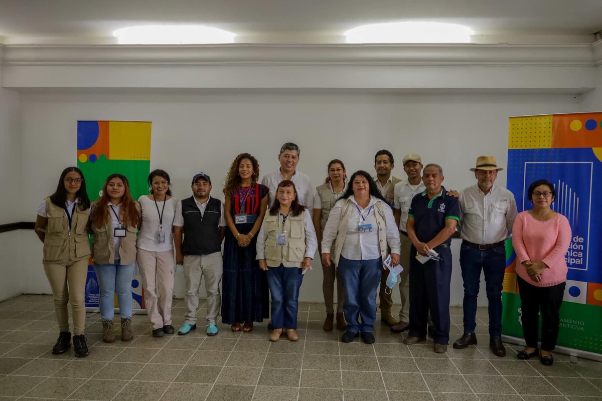 VictorHDelPozo's tweet photo. Felicito a los alumnos que culminaron la Carrera de Guía de Turismo Comunitario que se imparte en el Centro de Formación Municipal, confío que serán capaces de impulsar el desarrollo turístico en nuestra Antigua Guatemala. 

#antiguaguatemala #victorhugodelpozo #turismo https://t.co/TGS795QTkL