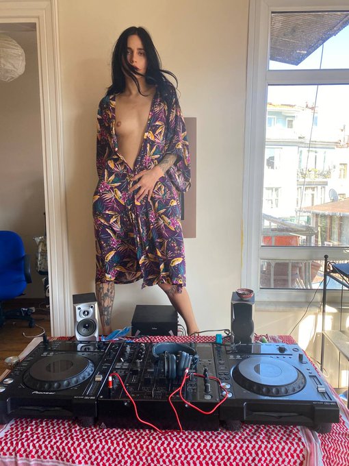 I'd rather you drive me crazy with orgasms than your tracks, baby.... https://t.co/QYKRo8giWJ