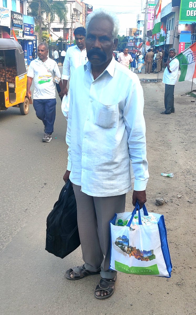 GauravPandhi's tweet image. Name: Usaiah
Age: 64 yrs
Village: Medpalli, Telangana

When he got to know about Bharat Jodo Yatra, he decided to participate and so he took a bus to Chennai, from where he reached Kanyakumari. Upon reaching, he realised that he had arrived late &amp;amp; the Yatra had already left (1/3)