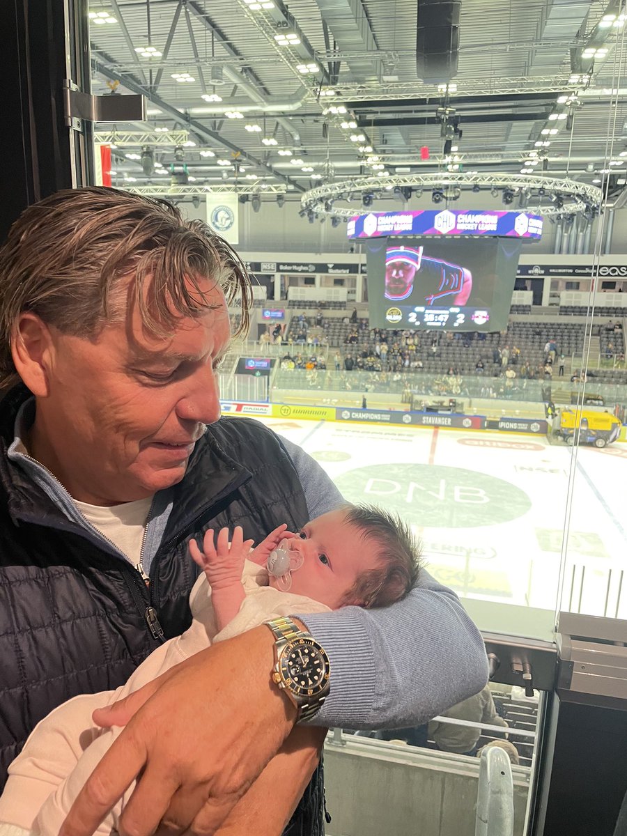 Stolt øyeblikk både på og av isen i dag. Lille Theodora debuterer i <a href="/DNB_Arena/">DNB Arena</a> 26 dager gammel❤️
Stolt Farfar og Oilersfan👍 <a href="/StavangerOilers/">Stavanger Oilers</a> <a href="/championshockey/">Champions Hockey League</a> #sammenervisterke
