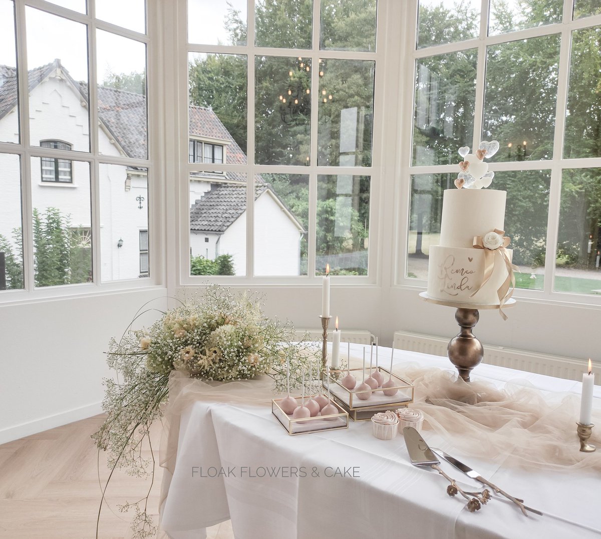 ilseblossi's tweet photo. #Bruidstaart van vandaag, met complete #tafelstyling #fletcherhoteleerbeek #fletcherhotel #weddingcake https://t.co/iSqlsp2eMt