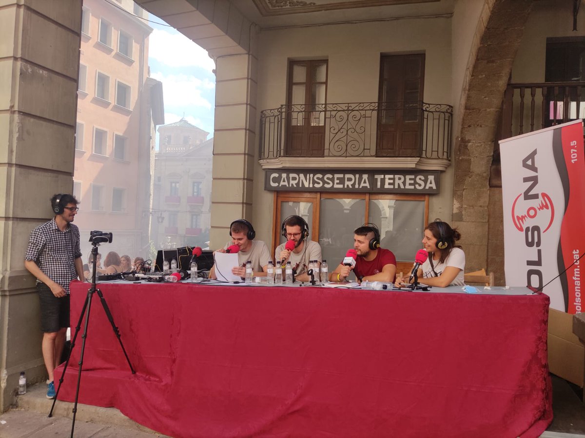 marcsegues's tweet photo. Hem dormit menys hores de les que durat fent directe. Ens hem afartat a coca de croissant. Ens han fallat tots els vídeos. Però hem gaudit entrevistant a gent molt interessant i hem viscut un gran matí d'FM fent ràdio entre amics!

Moltes gràcies 🎙️♥️

📽️ https://t.co/oUPsiksLvR https://t.co/47EicoI6tP