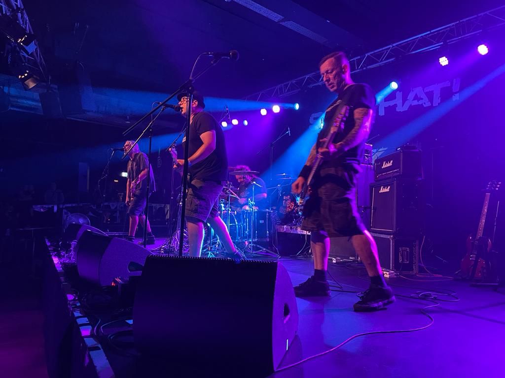 BottroperBier's tweet photo. Grüße erreichen uns aus Hannover von unseren Freunden von So What, die gerade mit den Toy Dolls auf Tour sind. Heute sind sie im Turock in Essen und Bottroper Bier ist immer mit dabei. Brauchen wir nicht alle ein bisschen mehr Punkrock?😉 Bis gleich!
#sowhat #toydolls #turock https://t.co/weNre56M86