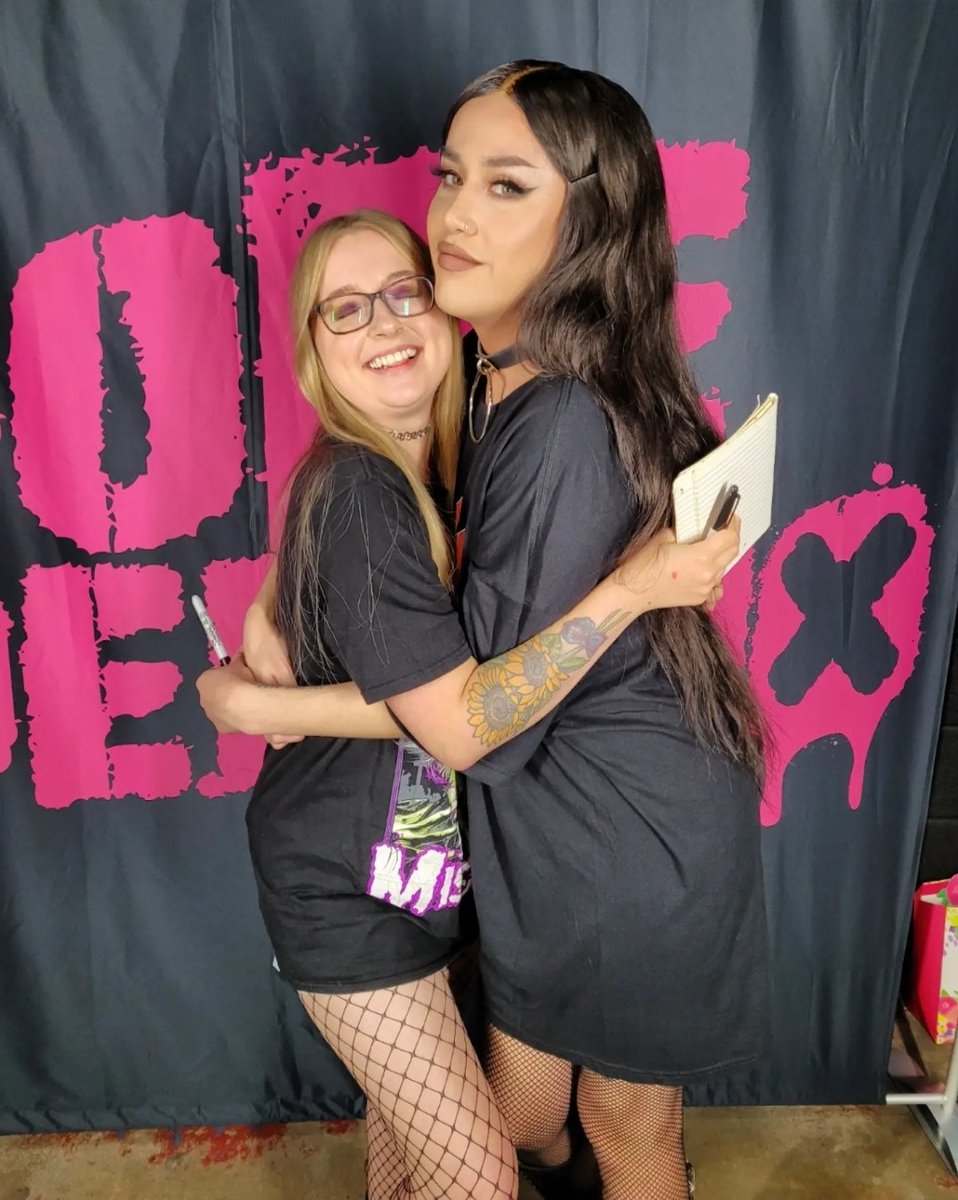 DanielleVWebb's tweet photo. Reunited💜 https://t.co/oZmZOKNQ0A