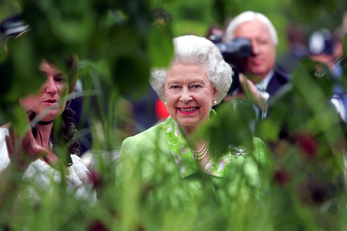 With great sadness, we mourn the passing of Her Majesty The Queen, who was a great gardening enthusiast and champion of nature. We've asked Alan Titchmarsh, a long-time acquaintance of Her Majesty, to share his memories and reflect on her legacy. bit.ly/3x84vif