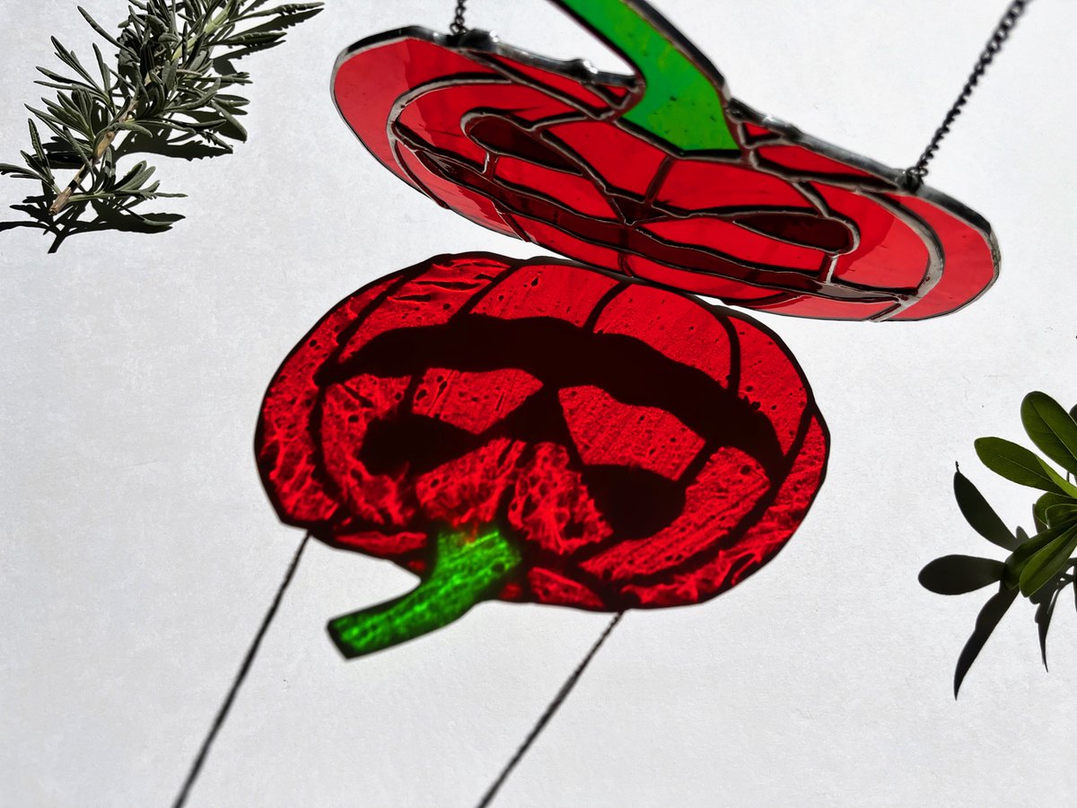 Good evening everyone! #inbizhour 
Holloween design Pumpkin #stainedglass suncatcher just added to the shop! 
find it here: etsy.me/3L3gOlU
#shophandmadehour #womaninbizhour #yourbizhour #handmade #etsy