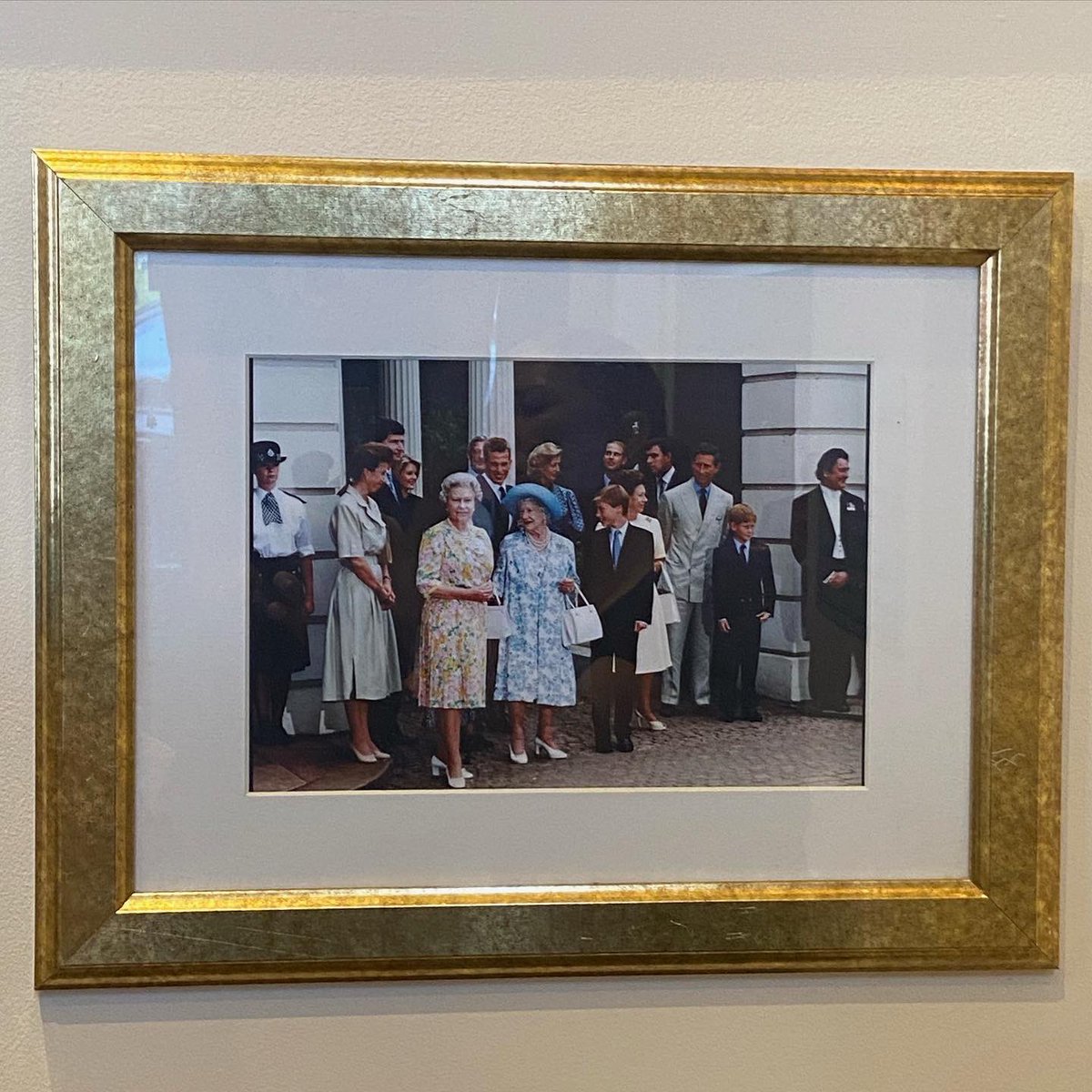 Following refurbishments, we have decided to place this photo where it can be seen by all. A photo taken by owner, Reinaldo Vargas, of Her Majesty Queen Elizabeth II on the Queen Mother’s birthday, who is stood with members of the Royal Family 🇬🇧