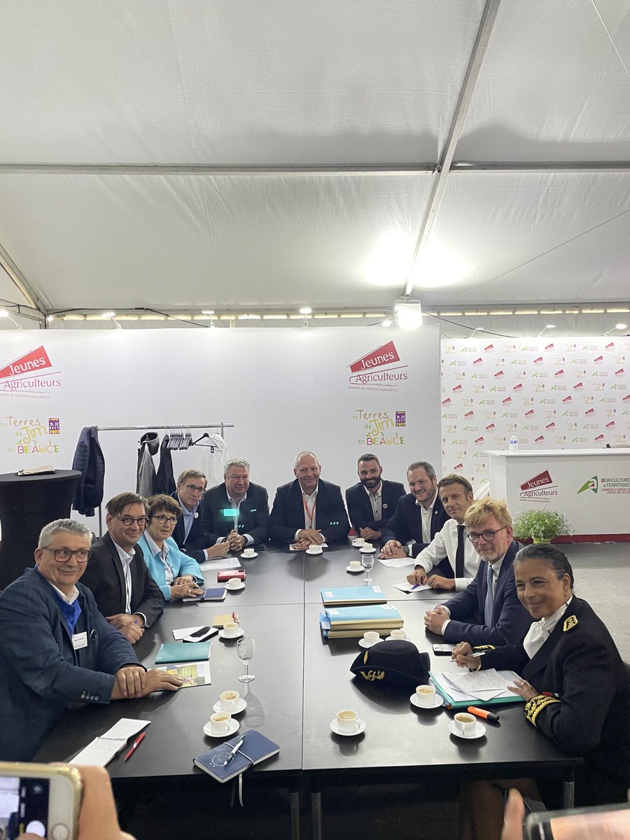 Terres de jim rencontre du CAF. Rencontre ⁦<a href="/EmmanuelMacron/">Emmanuel Macron</a>⁩  Débats autour de l agriculture face au changement climatique. Présentation d un plan massif pour accompagner 15000 agriculteurs après ans par ⁦<a href="/ChambagriFrance/">Chambres d'agriculture France</a>⁩