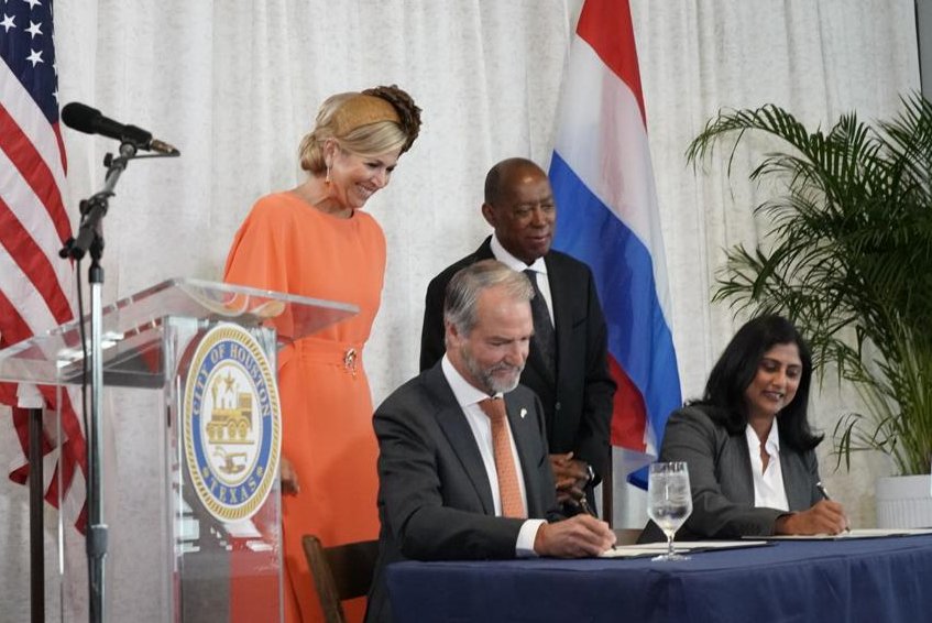 Lisette den Breems (@nlinmiami) on Twitter photo HM Queen MΓ‘xima & <a href="/houmayor/">Houston Mayor's Office</a> Sylvester Turner look on as <a href="/arnoudmolenaar/">Arnoud Molenaar</a>, chief resilience officer of #Rotterdam, & Priya Zachariah, chief resilience & sustainability officer of Houston, sign a letter of intent to work together & improve the resilience of both port cities. #NLUSA HM Queen MΓ‘xima & <a href="/houmayor/">Houston Mayor's Office</a> Sylvester Turner look on as <a href="/arnoudmolenaar/">Arnoud Molenaar</a>, chief resilience officer of #Rotterdam, & Priya Zachariah, chief resilience & sustainability officer of Houston, sign a letter of intent to work together & improve the resilience of both port cities. #NLUSA
