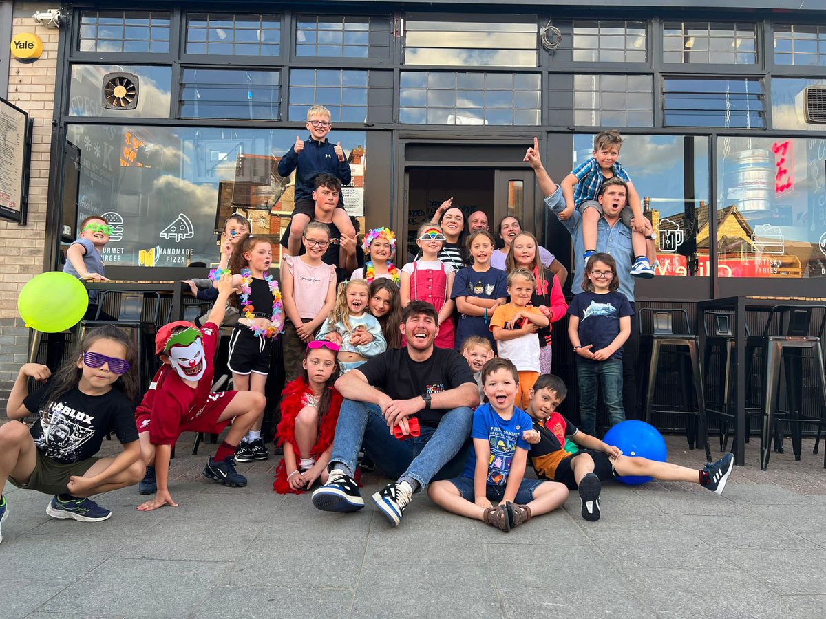 BreakTheMouldGB's tweet photo. We absolutely loved being apart of the All Good In The Hood Project hosted by @thegoodhoodwestkirby 

This photo caught the night perfectly 

Thank you for all who helped make this evening amazing 💫
@lavidaliverpool 
#wirral https://t.co/Iz2gbrwnly