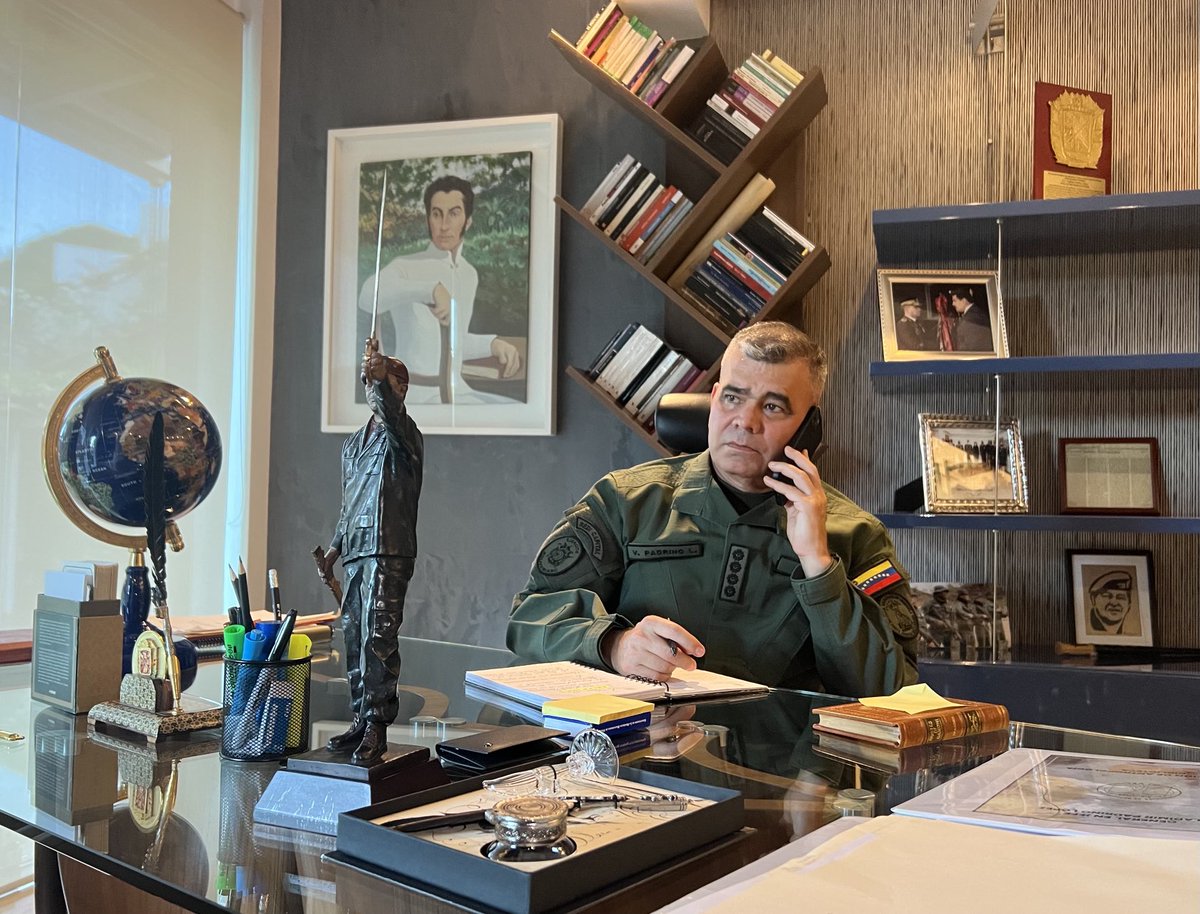 He conversado gratamente con el Dr. Iván Veláquez ⁦<a href="/Ivan_Velasquez_/">Iván Velásquez Gómez</a>⁩, Ministro de Defensa de Colombia y hemos acordado reunirnos muy pronto para tratar temas vitales para el devenir y bienestar de nuestros pueblos. ¡Es la hora!