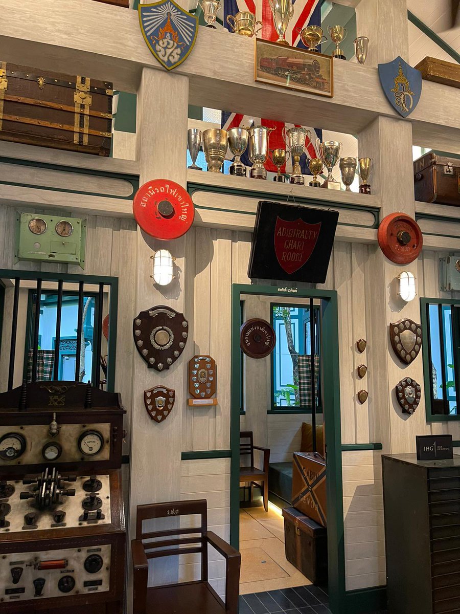 ISrlyDontX's tweet photo. Also…this is apparently where we’re staying tonight 😅 https://t.co/xIQB8shweI