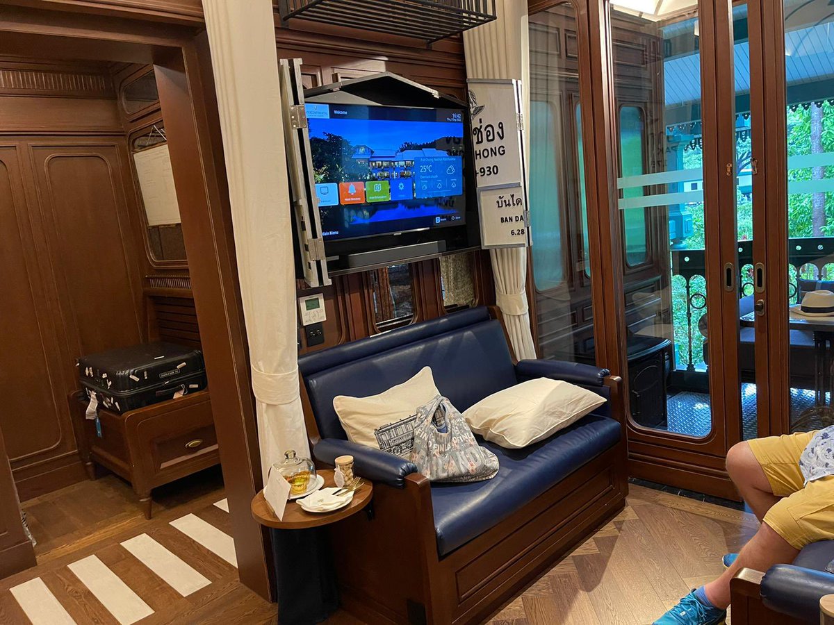ISrlyDontX's tweet photo. Also…this is apparently where we’re staying tonight 😅 https://t.co/xIQB8shweI
