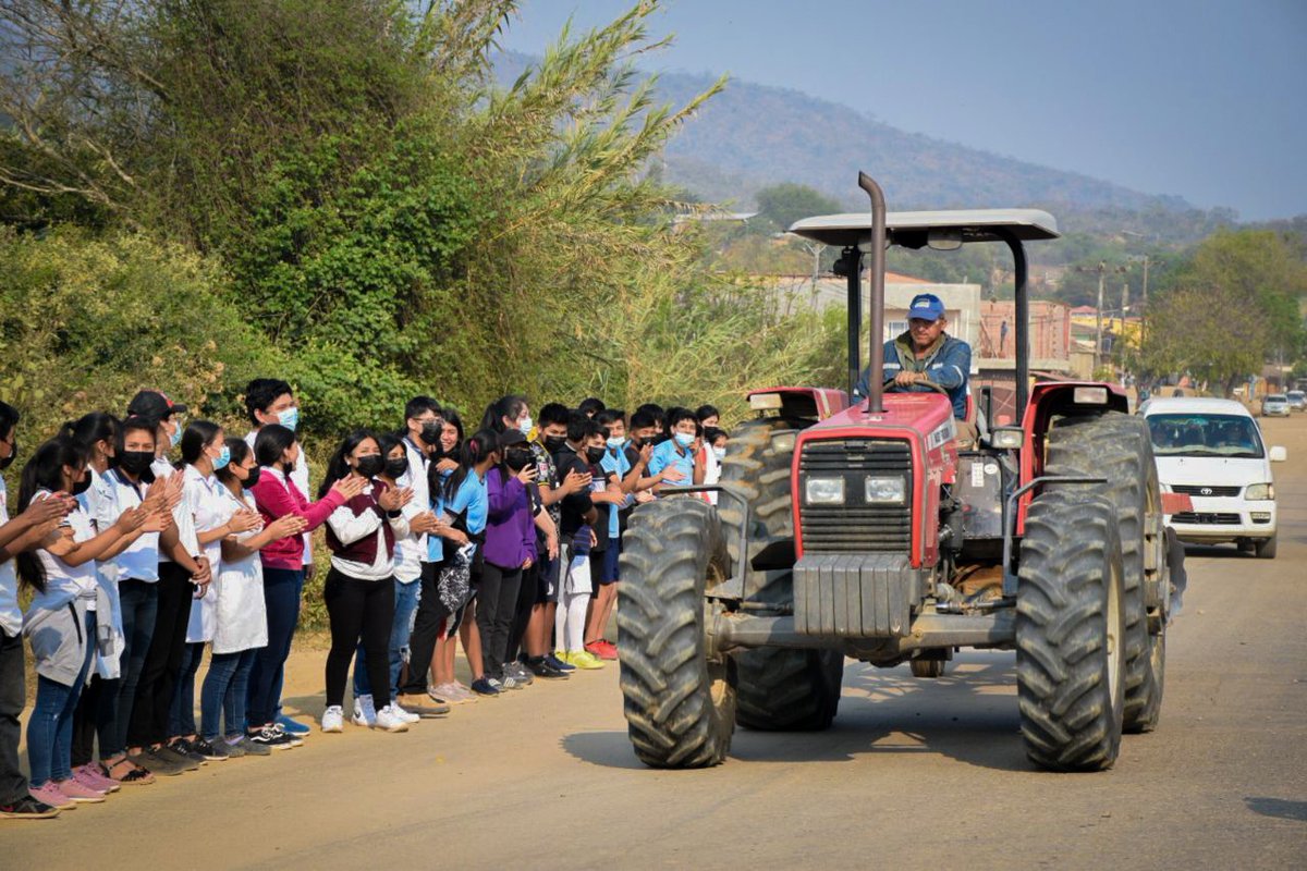 mopsv_Bolivia's tweet photo. #VivirBien | El ministro de Obras Públicas, #EdgarMontaño, junto con autoridades regionales y organizaciones sociales, inspecciona al tramo carrerero #Comarapa - #Mataral, #SantaCruz, pasando por #SanIsidro y #LaPalizada, donde pobladores agradecieron la gestión del gobierno. https://t.co/iYGUPWID5Y