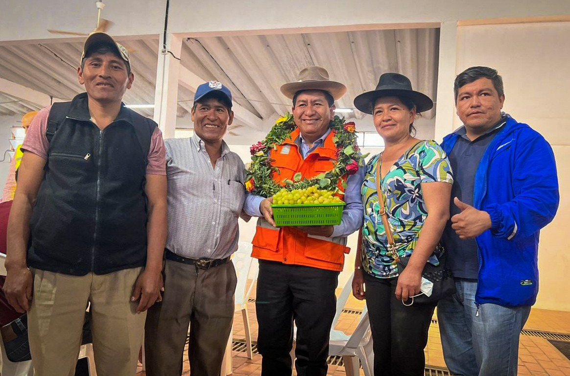 mopsv_Bolivia's tweet photo. #VivirBien | El ministro de Obras Públicas, #EdgarMontaño, junto con autoridades regionales y organizaciones sociales, inspecciona al tramo carrerero #Comarapa - #Mataral, #SantaCruz, pasando por #SanIsidro y #LaPalizada, donde pobladores agradecieron la gestión del gobierno. https://t.co/iYGUPWID5Y