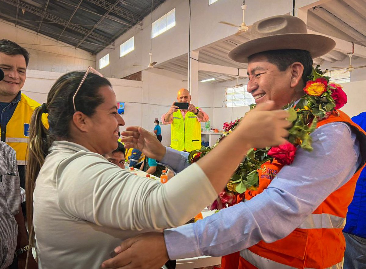 mopsv_Bolivia's tweet photo. #VivirBien | El ministro de Obras Públicas, #EdgarMontaño, junto con autoridades regionales y organizaciones sociales, inspecciona al tramo carrerero #Comarapa - #Mataral, #SantaCruz, pasando por #SanIsidro y #LaPalizada, donde pobladores agradecieron la gestión del gobierno. https://t.co/iYGUPWID5Y
