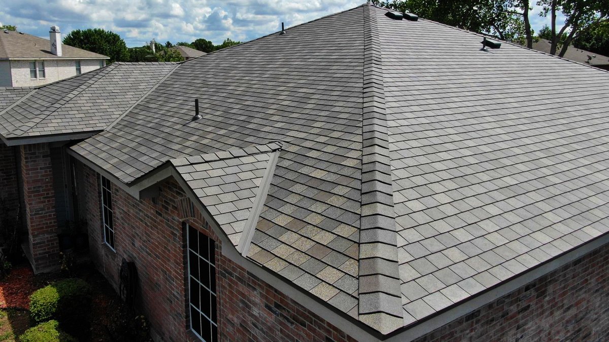 fwaveroofing's tweet photo. Great job on this recent roof, @KPostDFW in Dallas, Texas! 💪 Birchwood Blend is an eye-catching choice.

#fwave #fwaveroofing #roofingshingles #dallasroofing #dfwroofing #dallasroofer https://t.co/9v6IVuXCzX