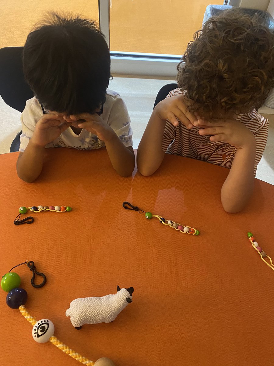 Using our attentoscopes and the #expandingexpressiontool in #speechtherapy today to describe farm animals. #1LISD #NTtrailblazers