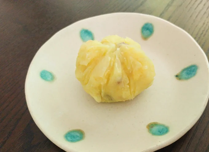 本日は #中秋の名月 ですね✨
お月見だんごやススキの準備もあるかと思いますが…こんなデザートも如何でしょうか✨

中秋の名月は「 #芋名月 」とも呼ばれるのでさつまいも🍠とリンゴを使ったレンチンで作る簡単デザート「茶巾しぼり」です✨
リンゴ無しでもOK!代わりに甘栗を入れても美味しいです🌰 