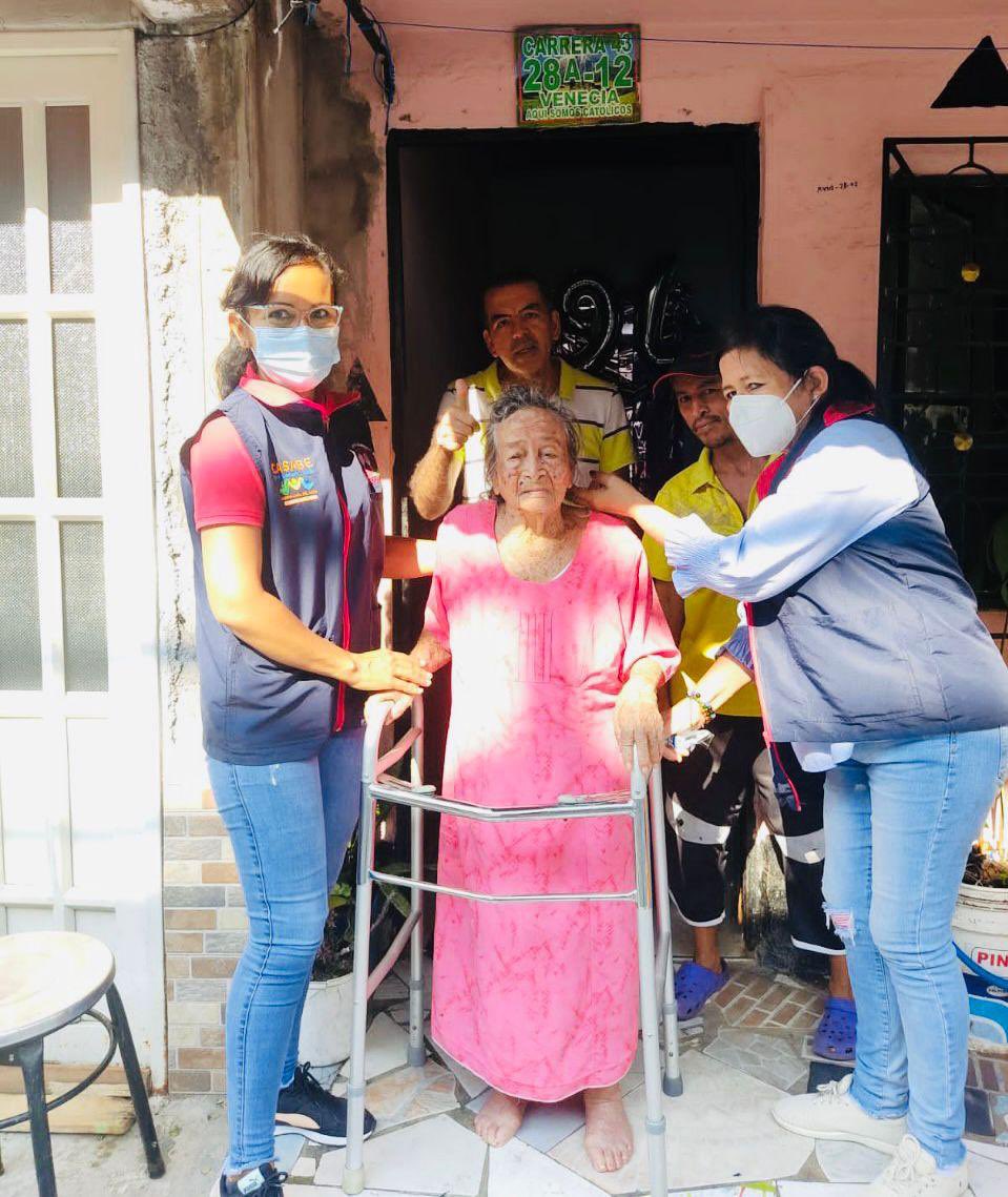 GobMeta's tweet photo. Motivados por la solidaridad, el programa Casabe y la Fundación Sopa Juan XXlll donaron caminador a beneficiaria Blanca Echavarria de 94 años,  del centro Pozo 20. Esto es estar #AlServicioDeLaGente https://t.co/FTmujBkBuP
