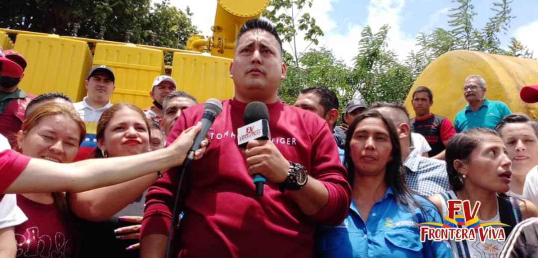 Llegó el transformador 

En la tarde de #hoy 9 de Septiembre llegó al municipio Junín el transformador de alta potencia que viene a subsanar los problemas eléctricos que se vienen presentando en este municipio y en Rafael Urdaneta. 
<a href="/FreddyBernal/">Freddy Bernal</a> 
<a href="/leotriana938/">Diputado Legislador de la Frontera Leonard Triana</a> 
<a href="/NicolasMaduro/">Nicolás Maduro</a>