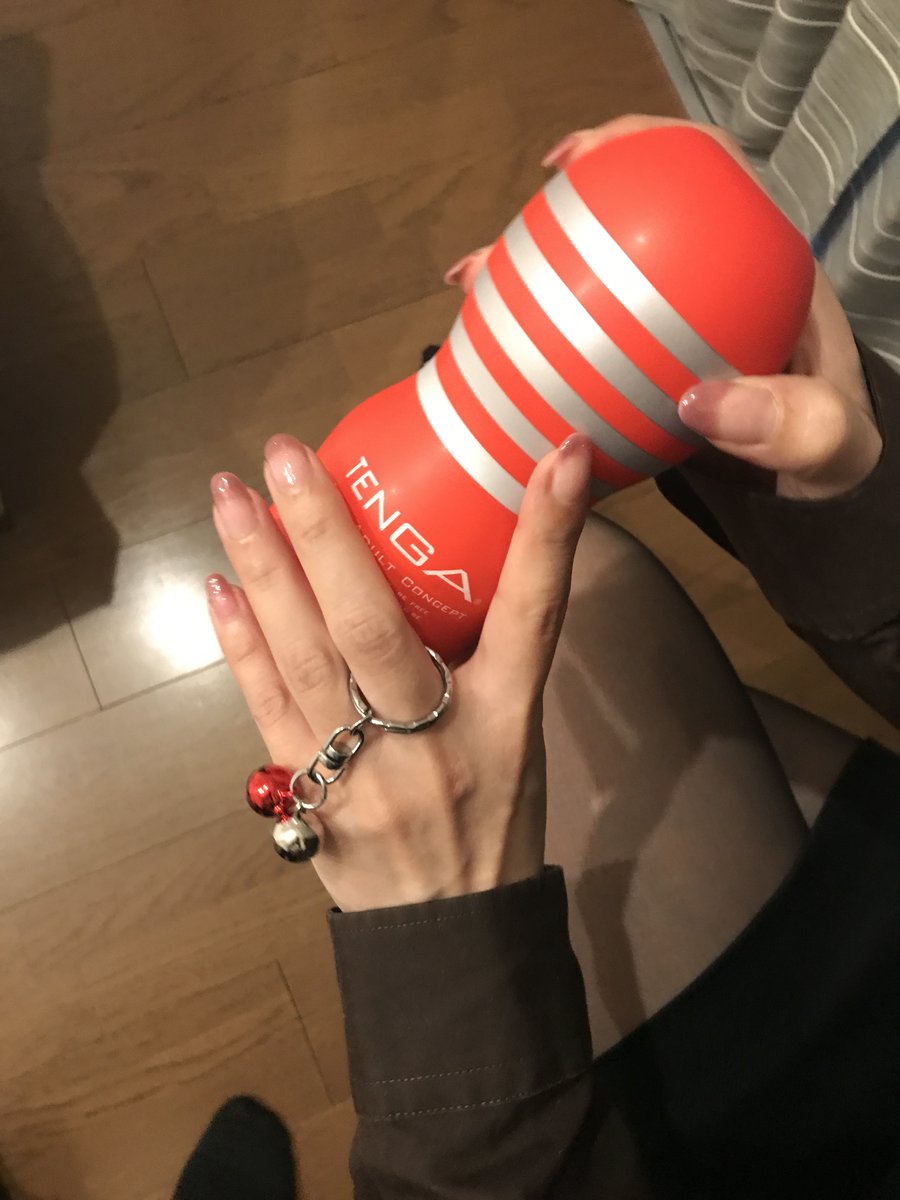 sarah_dish's tweet photo. 指にはめた鈴。
その手でテンガでしこしこ。

部屋の中に鳴り響くリンリンした音。
絶頂手前で手は止める。

毎晩それを繰り返す。
キミはもう鈴の音を聞くだけで・・・ https://t.co/laJQepBpAm