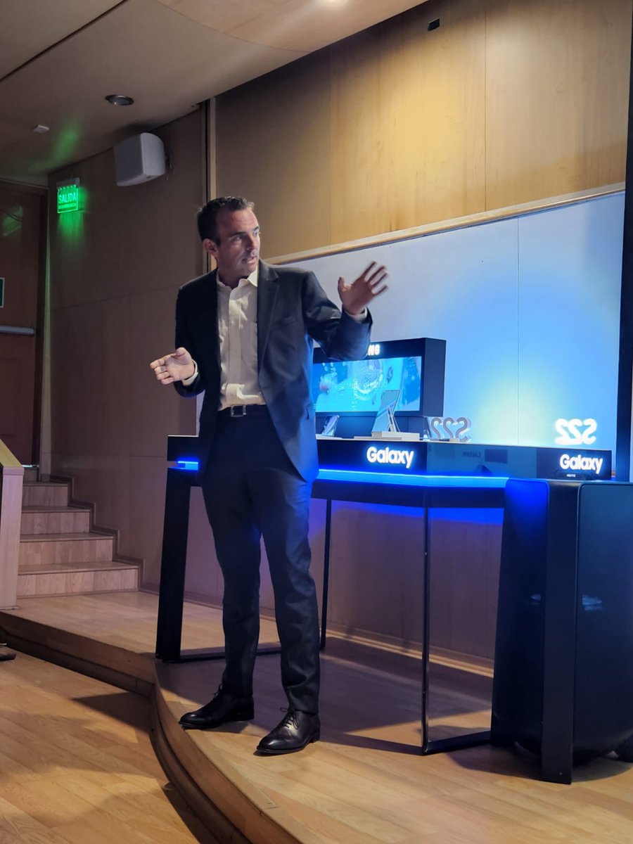 BHSUSFQ's tweet photo. "Antes de pensar que cosas te puede dar una empresa a ti, piensa que puedes aportar tú a la empresa. Las cosas buenas llegan solas"-Jorge Freile (Samsung Sales Strategy)
#samsungxbhs https://t.co/E01iaNcVe4