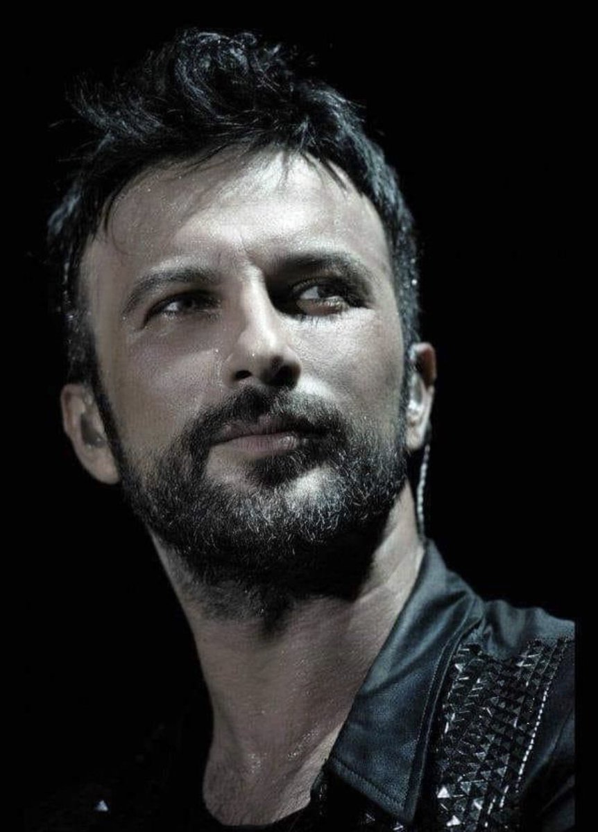 "Şehit varken eğlenilmez" diyerek milyonlar harcadığı düğününü iptal edip evde sade bir nikahla evlendiğini bilmezler.Tarkan Tevetoğlu; sadece megastar olarak dünyaya adımızı duyurmakla kalmamış,bu ülkenin bağrından çıkmış on numara kaliteli gerçek bir sanatçı vatan evladıdır!❤️